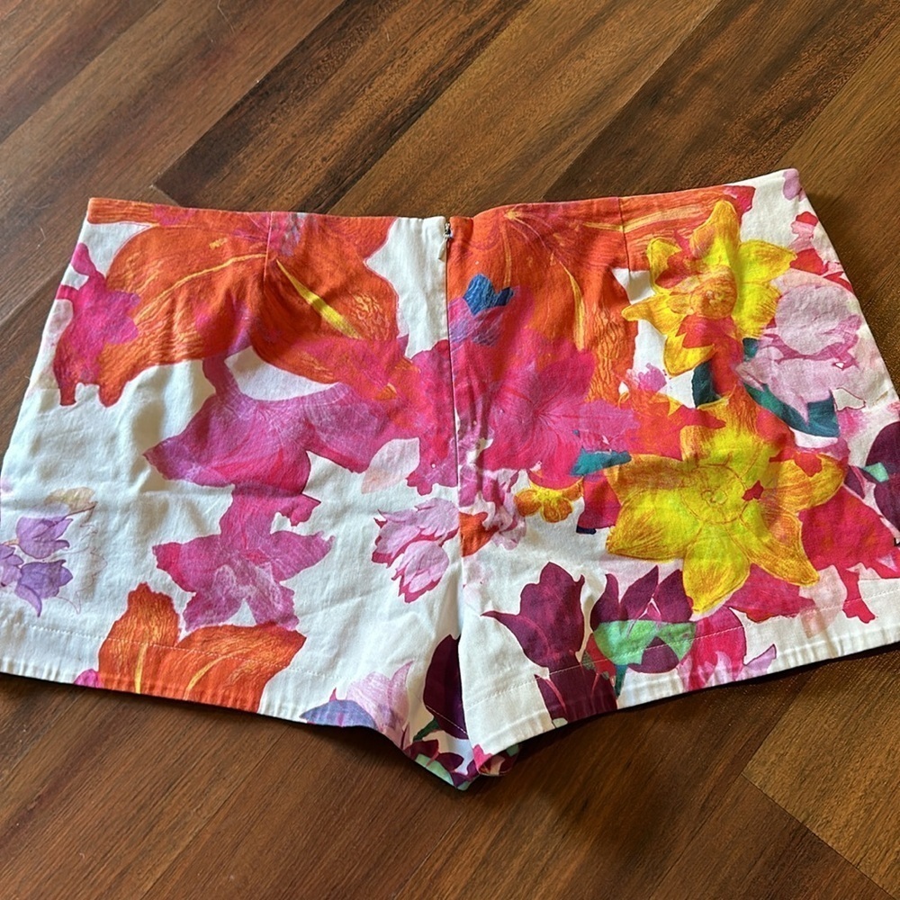 Cynthia Rowley Floral Back Zipper Shorts Size 14- Bright Summer Colors - Picture 3 of 9